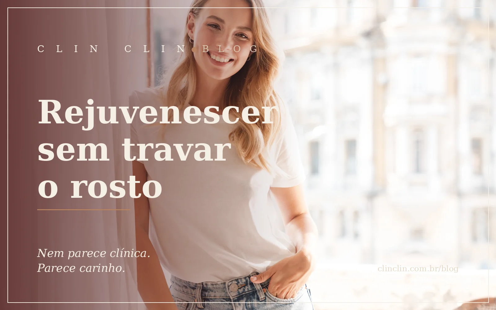 Mulher loira sorrindo, em pé junto à janela de casa, de camiseta branca, sob luz natural suave, com a rua desfocada ao fundo