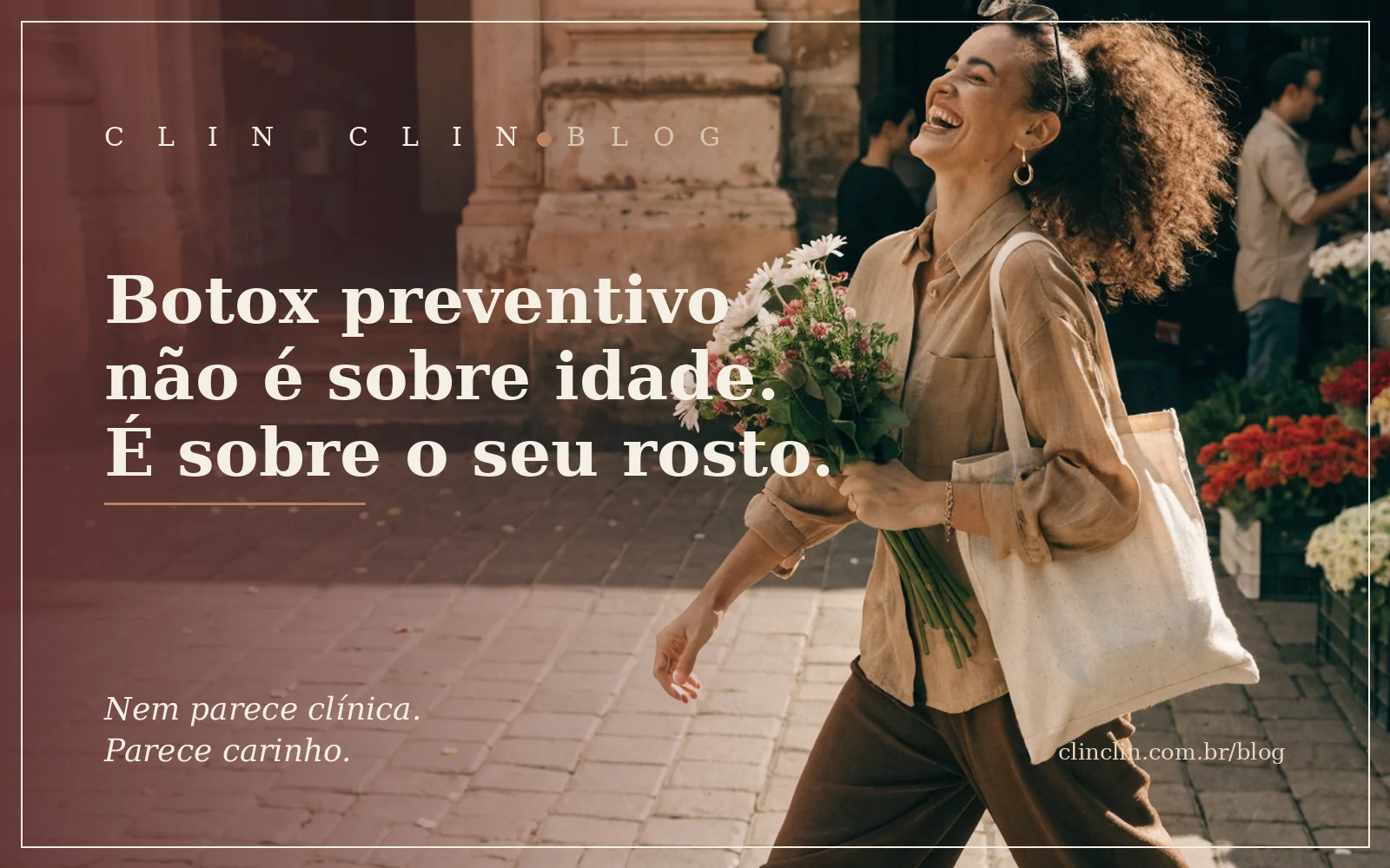 Mulher parda de trinta e poucos anos, cabelo cacheado volumoso preso num rabo alto e óculos escuros apoiados na cabeça, caminhando pela calçada de uma feira de flores com um buquê na mão e uma sacola de pano no ombro, rindo alto na luz quente da manhã.