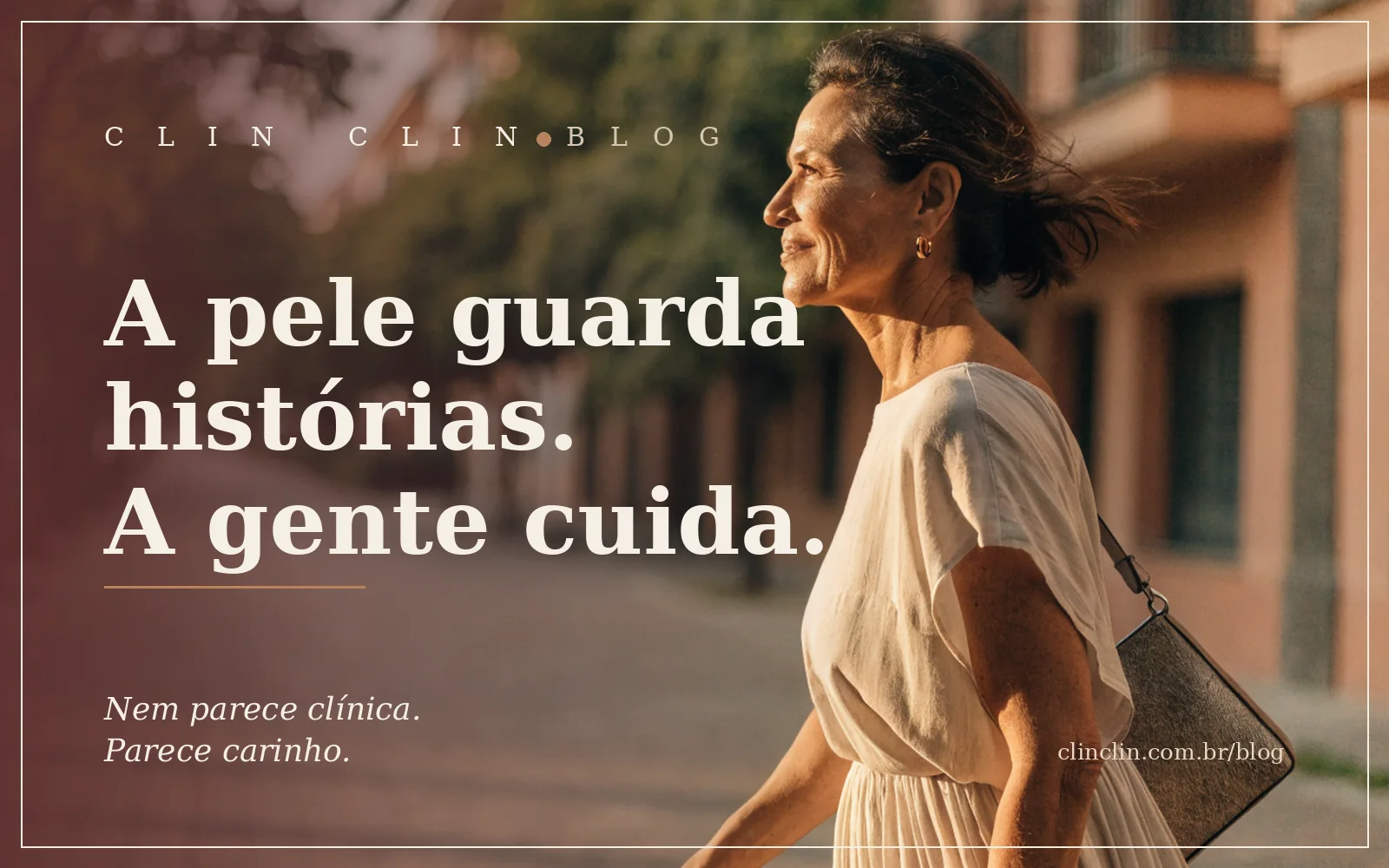 Mulher parda de uns quarenta e cinco anos junto à janela de manhã, xícara de café nas mãos, luz dourada de lado no rosto sereno, ambiente doméstico e acolhedor