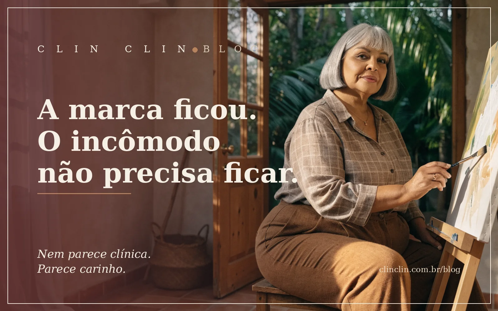 Mulher parda por volta dos sessenta anos, corpo curvilíneo e cabelo grisalho liso na altura do queixo, sentada num banquinho pintando uma tela num ateliê de porta aberta pro jardim, olhando para a câmera com um sorriso tranquilo