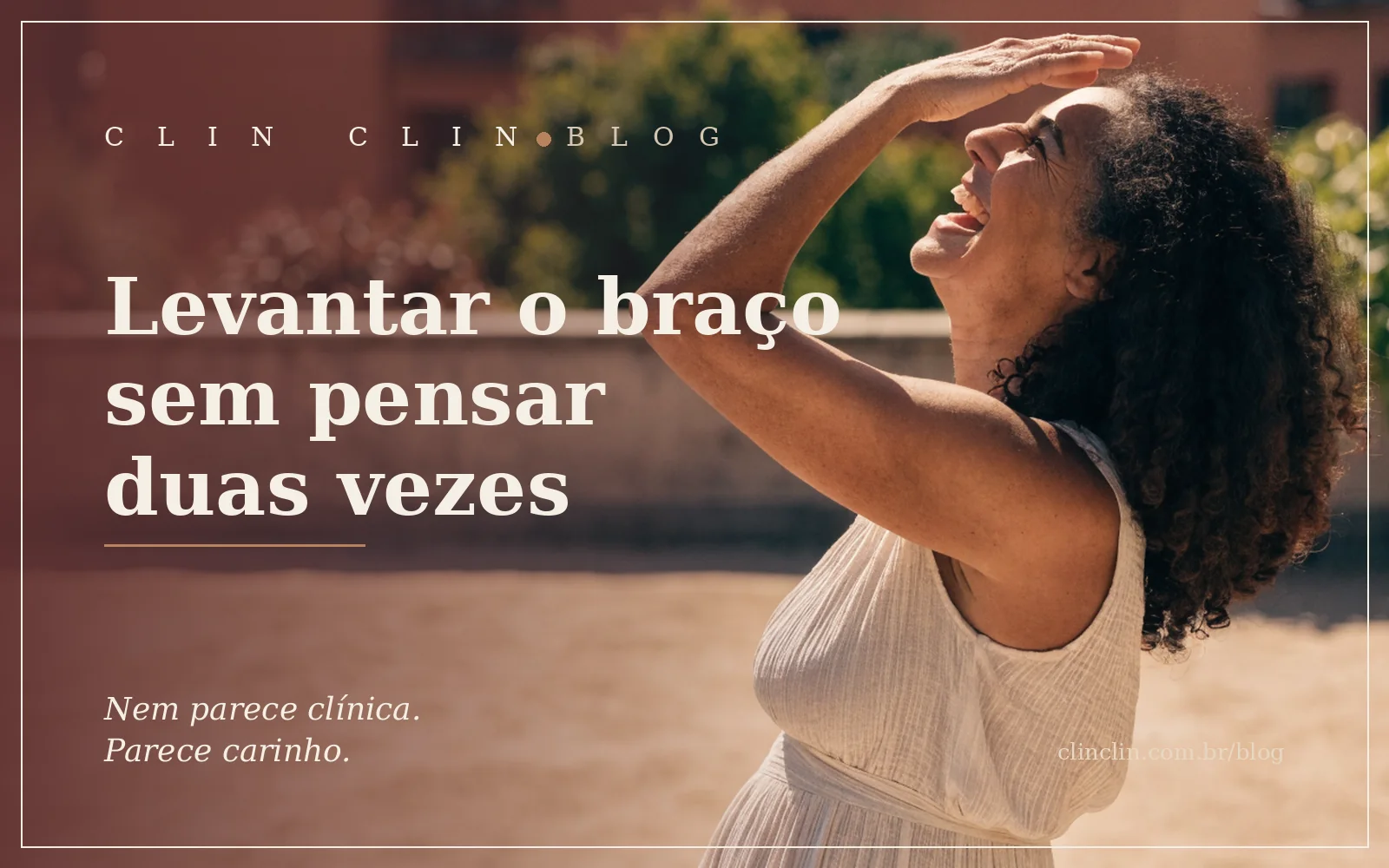 Mulher parda de uns cinquenta anos, cabelos cacheados, num vestido leve sem manga, rindo ao sol num jardim com o braço erguido protegendo os olhos da luz da tarde.