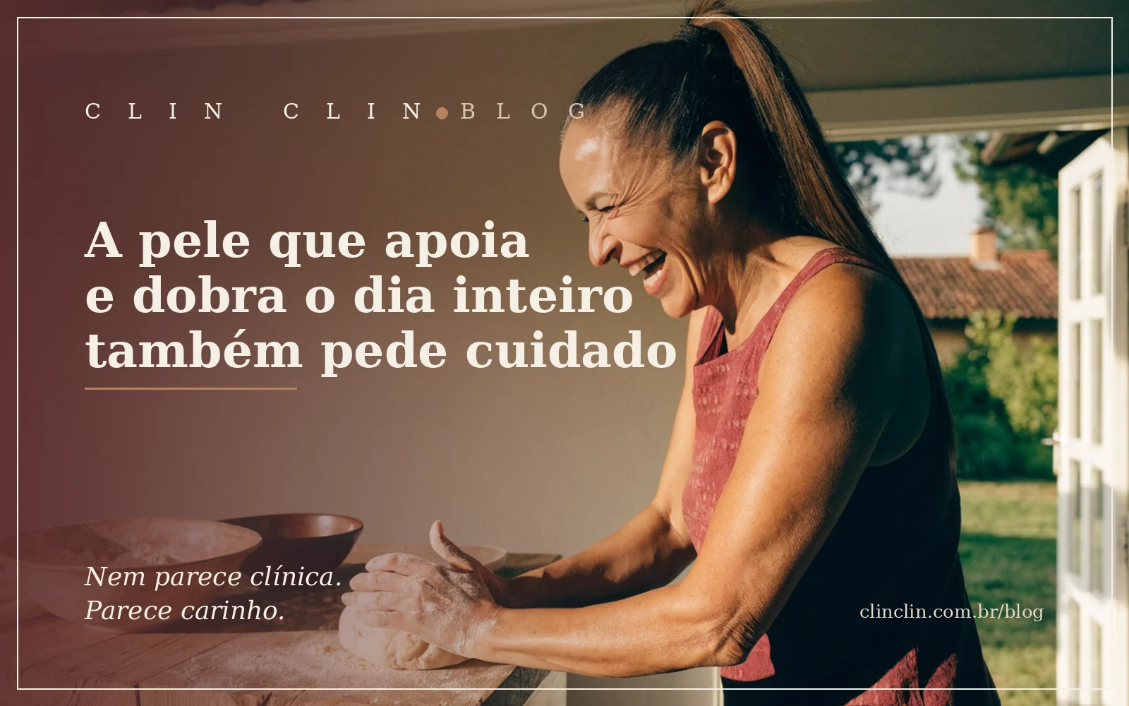 Mulher parda por volta dos cinquenta anos, corpo forte e braços à mostra, cabelo castanho longo preso em rabo alto, rindo enquanto sova uma massa de pão numa bancada de madeira, com a porta da cozinha aberta para o quintal ensolarado no fim da tarde.