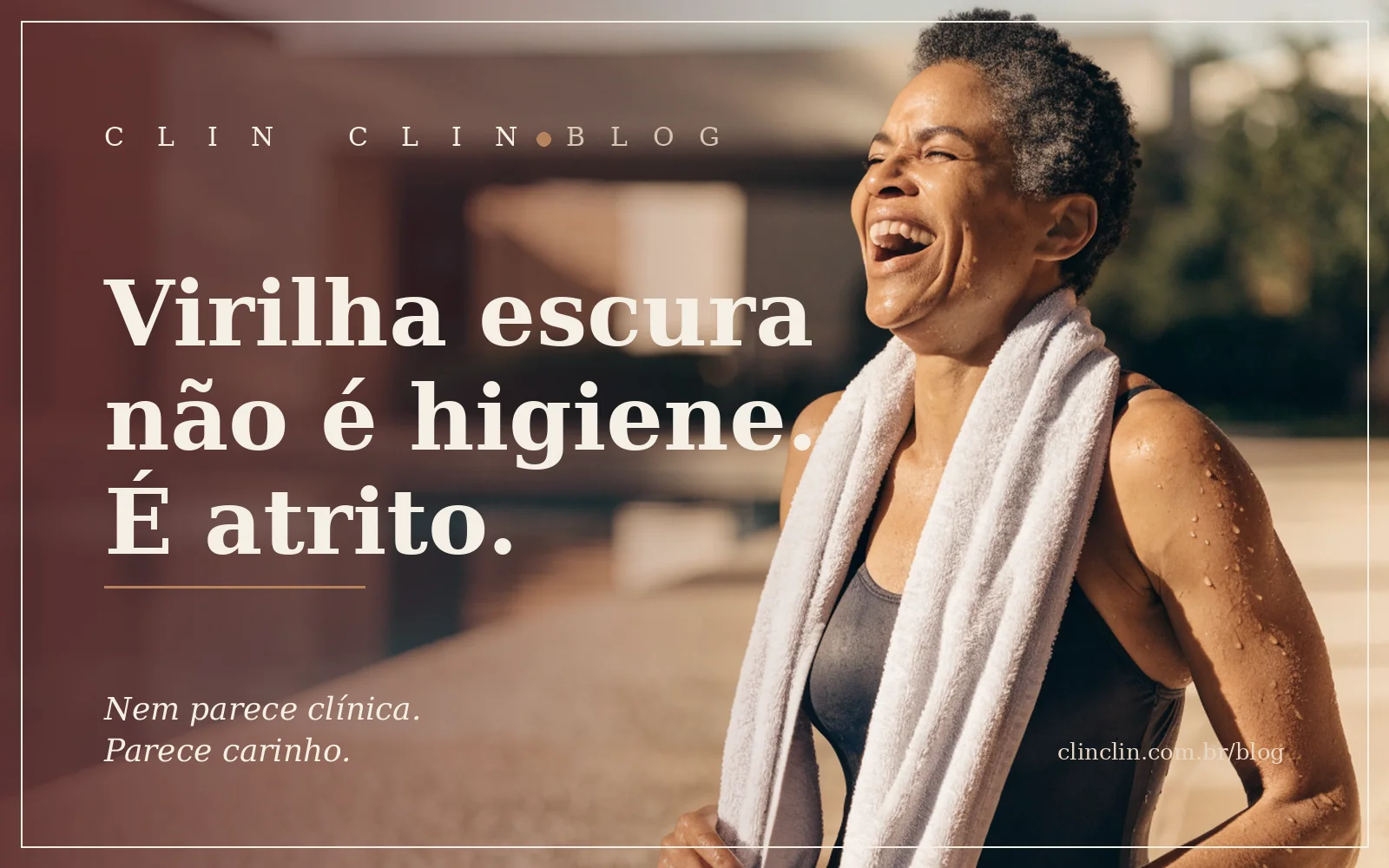 Mulher negra por volta dos cinquenta anos, cabelo crespo curto grisalho e corpo atlético, rindo alto com a toalha nos ombros na borda de uma piscina ao ar livre, na luz quente do fim de tarde.