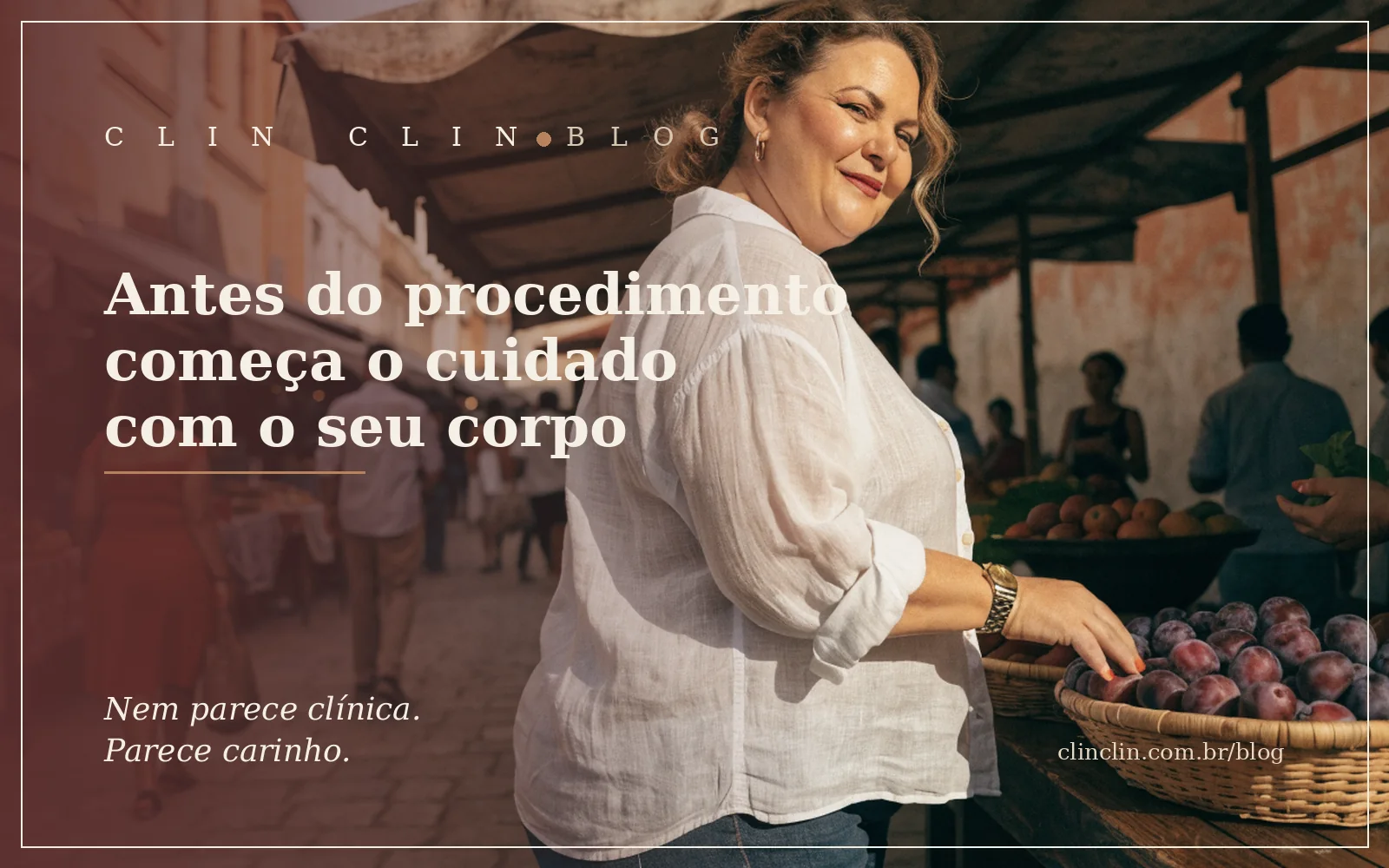 Mulher de uns cinquenta anos, pele clara e cabelo castanho ondulado preso num coque baixo, de camisa de linho branca, olhando de lado com um sorriso cúmplice enquanto escolhe ameixas numa barraca de feira de rua na luz dourada do fim de tarde.