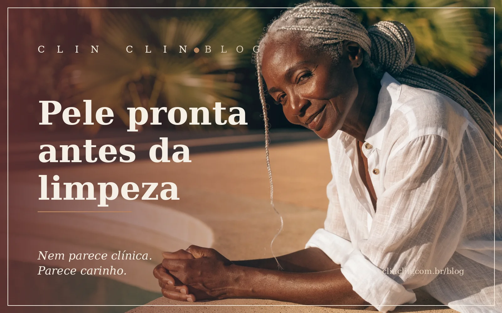 Mulher de uns sessenta anos, pele negra retinta e corpo pequeno, tranças grisalhas presas num coque, apoiada na borda de uma piscina cercada de folhagem, de camisa de linho branca, sorrindo serena na luz dourada do fim de tarde.
