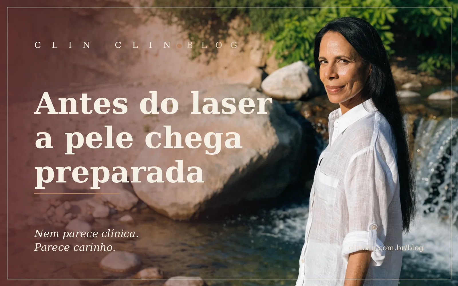 Mulher morena de uns quarenta anos, cabelo preto liso e longo, de camisa de linho branca com as mangas dobradas, sorrindo com calma à beira de um riacho com pequena cachoeira, cercada de folhagem e luz dourada de fim de tarde.
