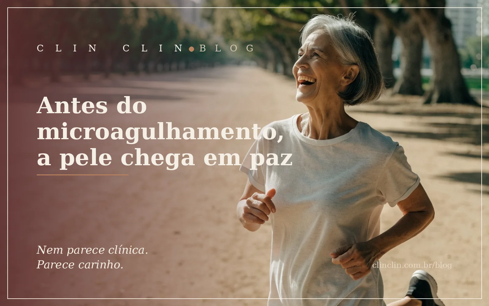 Mulher de uns sessenta anos, baixinha e com corpo forte, cabelo grisalho curto, de camiseta clara e tênis, rindo enquanto corre num parque arborizado na luz dourada da manhã.