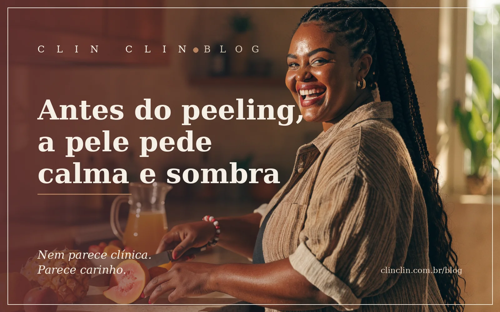 Mulher negra de uns trinta anos, com tranças longas presas no alto, rindo de verdade enquanto corta frutas numa bancada de cozinha ensolarada, com plantas na janela e luz dourada da manhã.