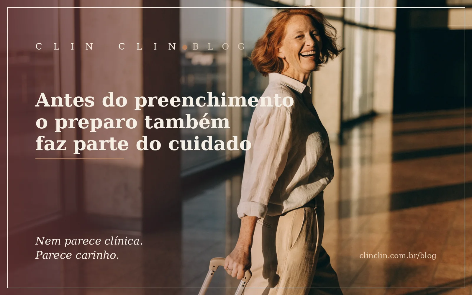 Mulher branca de uns cinquenta anos, com cabelo ruivo ondulado e curto, rindo ao olhar por cima do ombro enquanto puxa uma mala bege por um saguão de aeroporto na luz dourada do fim de tarde.