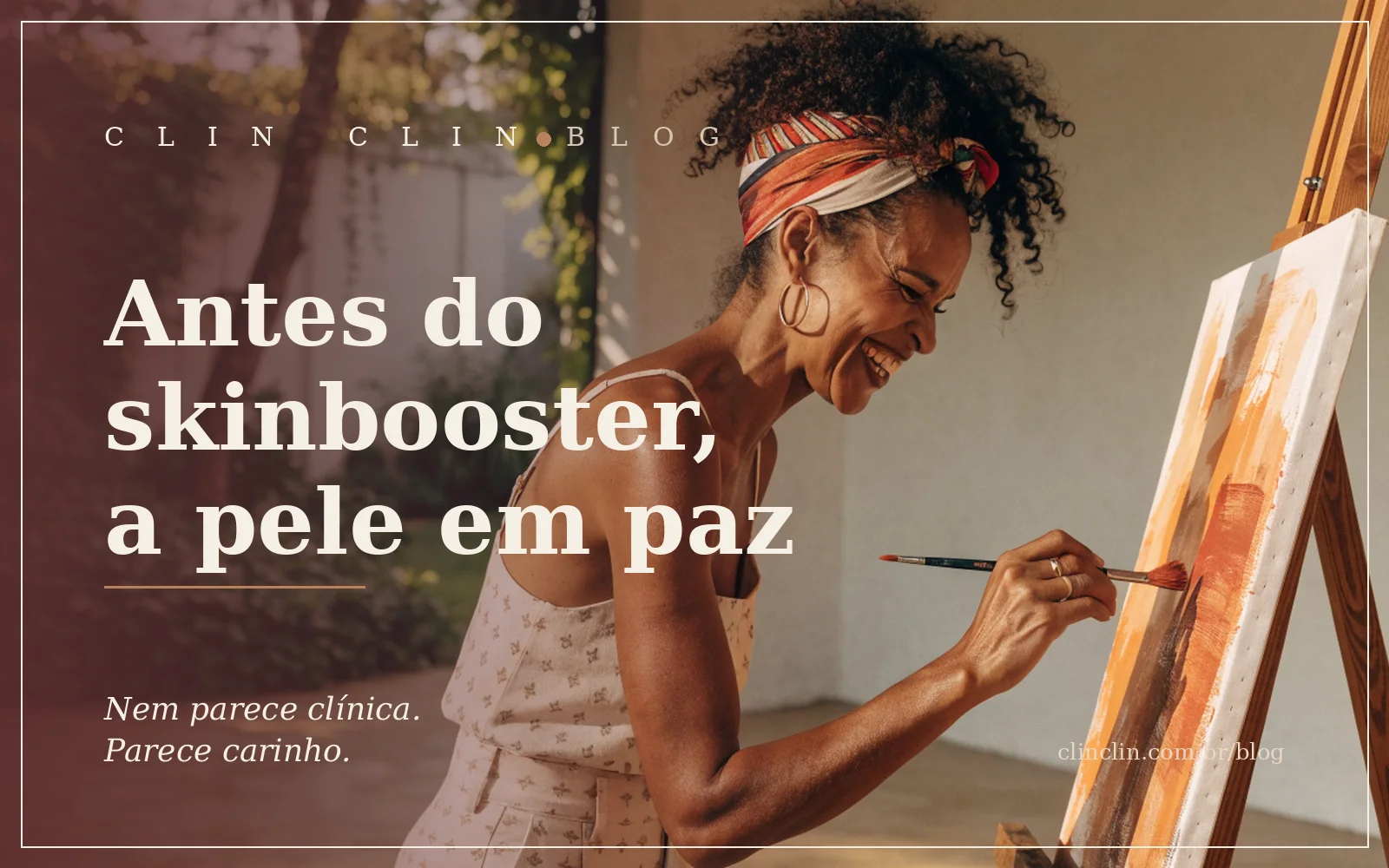 Mulher de uns quarenta anos, pele marrom e corpo forte, cabelo cacheado volumoso preso num lenço, rindo enquanto pinta uma tela num ateliê aberto pro jardim, na luz dourada do fim de tarde.