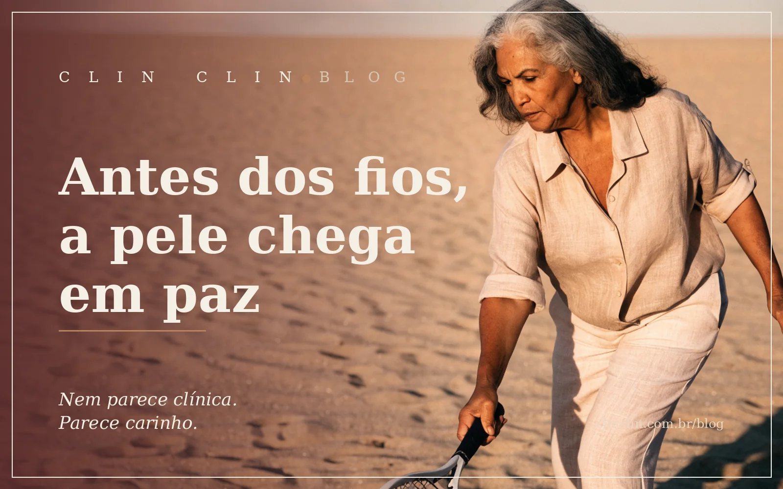 Mulher de uns sessenta anos, pele parda, corpo médio, cabelo grisalho ondulado solto, concentrada num lance de beach tennis na areia, na luz dourada do fim de tarde.