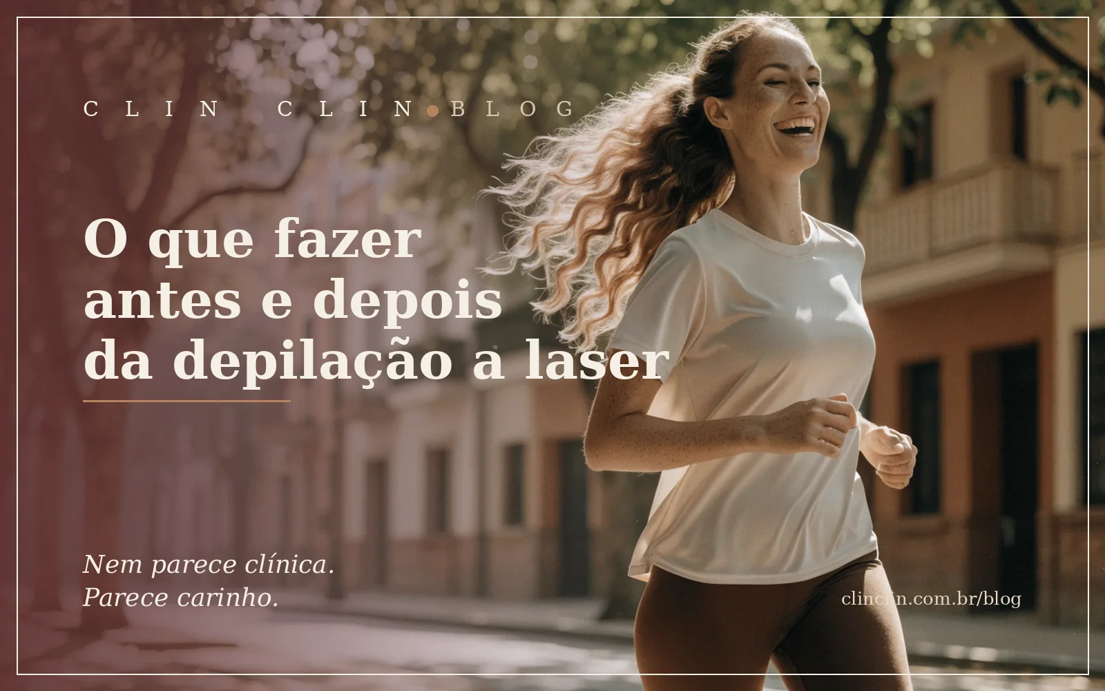 Mulher branca por volta dos trinta anos, magra, cabelo longo ondulado castanho-claro preso em movimento, correndo em ritmo leve por uma alameda arborizada de manhã, rindo