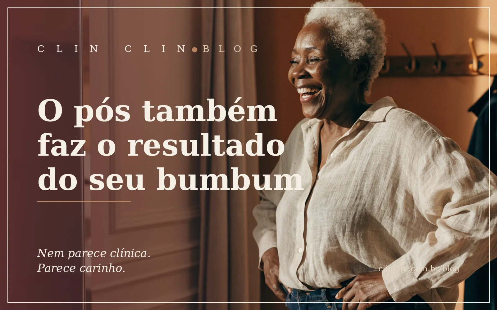 Mulher de uns sessenta anos, pele negra retinta e cabelo curto grisalho natural, rindo de verdade diante do espelho de um provador enquanto experimenta uma calça jeans, na luz dourada do fim de tarde.