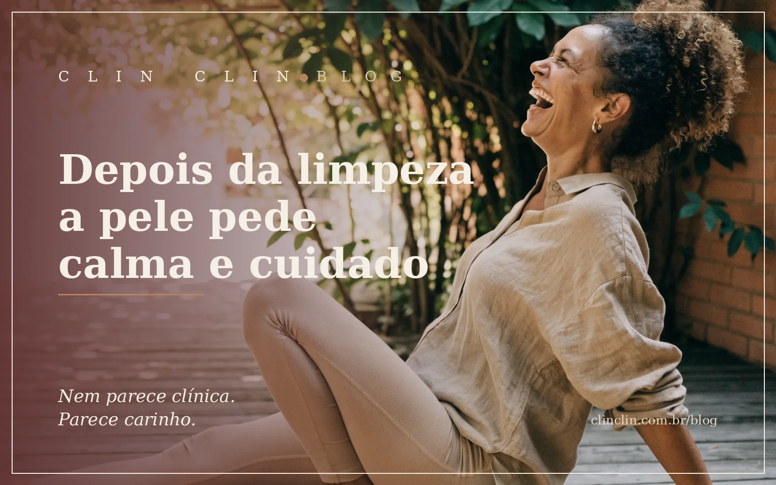 Mulher de uns quarenta anos, pele morena clara e cabelo cacheado preso em coque alto, rindo de cabeça erguida num alongamento matinal de yoga num deck de madeira cercado de folhagem, de blusa de linho cor de areia, na luz suave da manhã.