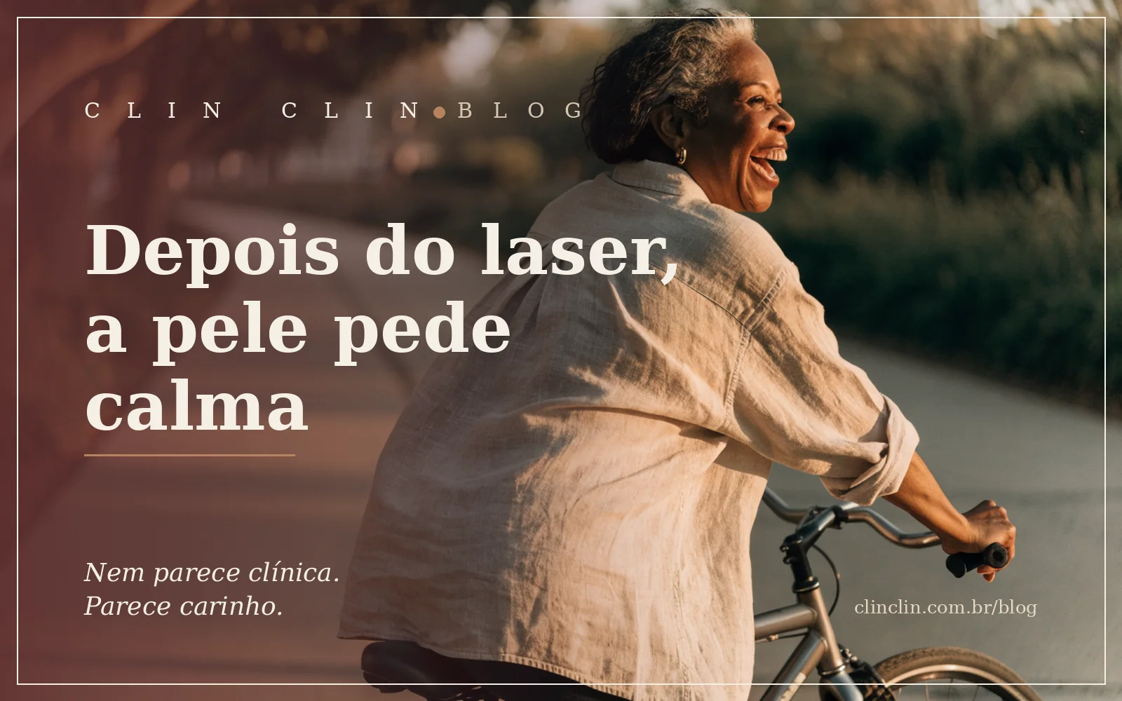 Mulher de uns cinquenta anos, pele marrom, cabelo curto com fios prateados, pedalando uma bicicleta numa ciclovia arborizada no fim de tarde e rindo, com a luz dourada às costas.