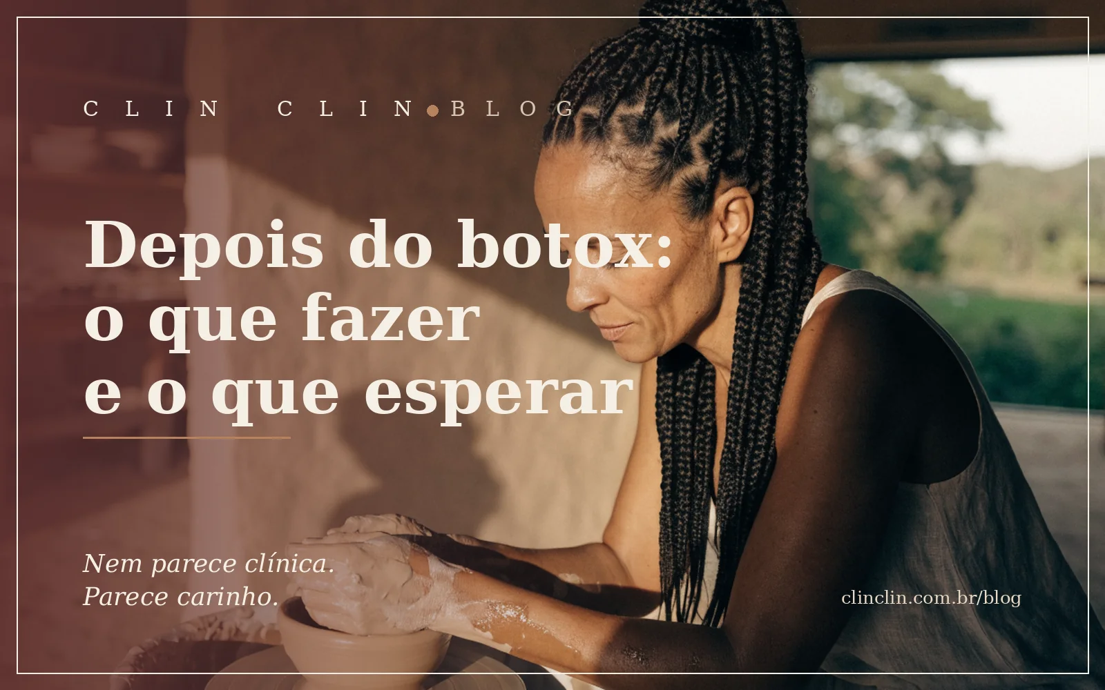 Mulher negra de uns quarenta anos, com tranças longas presas ao meio, concentrada e serena, modelando uma tigela de barro no torno de um ateliê aberto para o verde, na luz dourada do fim de tarde.