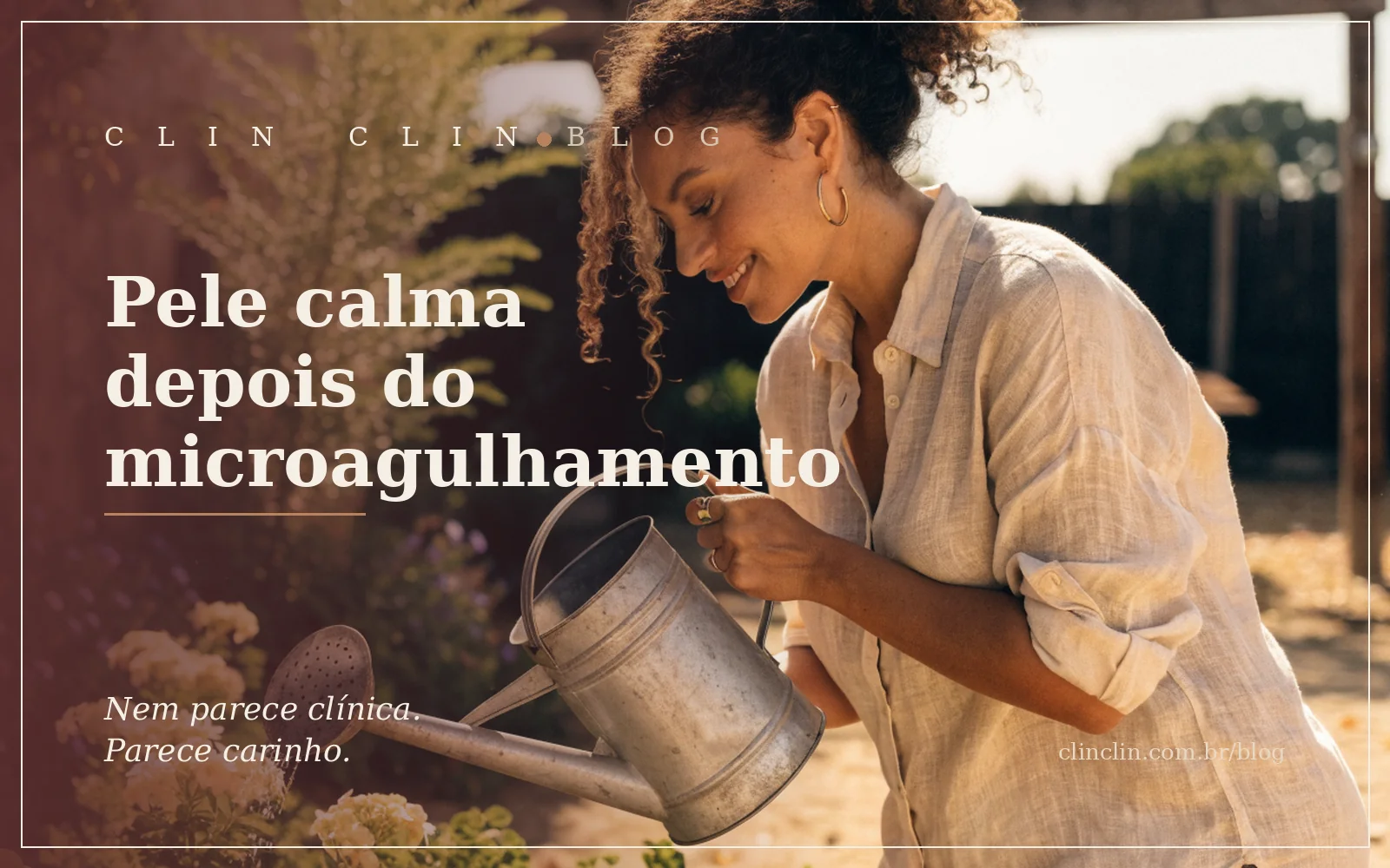 Mulher de uns trinta anos, pele morena e cabelo cacheado preso num coque alto, sorrindo enquanto rega as flores de um jardim com um regador de metal, na luz dourada do fim de tarde.