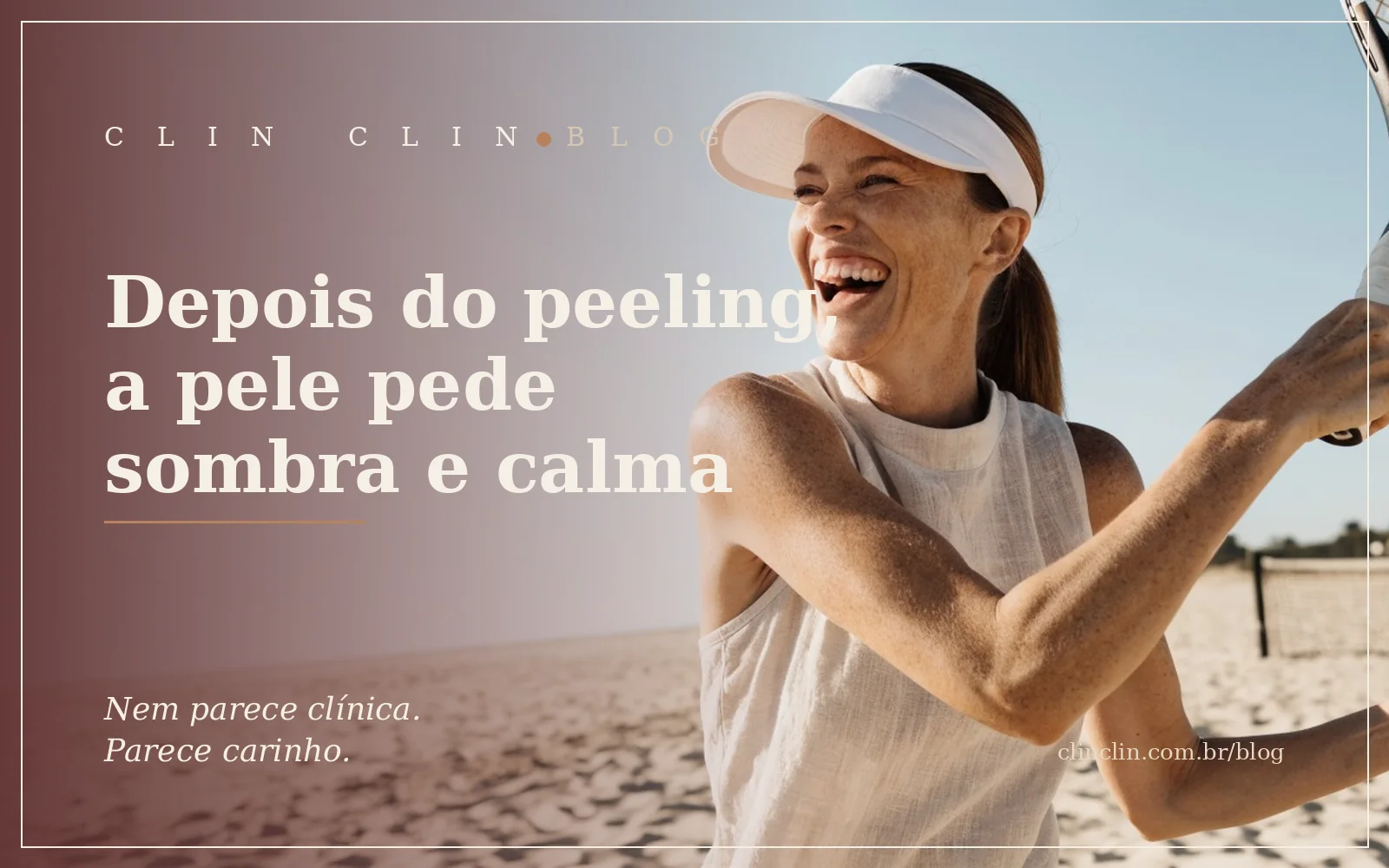 Mulher de uns quarenta anos, pele clara com sardas, de viseira branca, rindo de verdade no meio de um golpe de raquete numa quadra de beach tennis, sob o sol aberto da manhã.