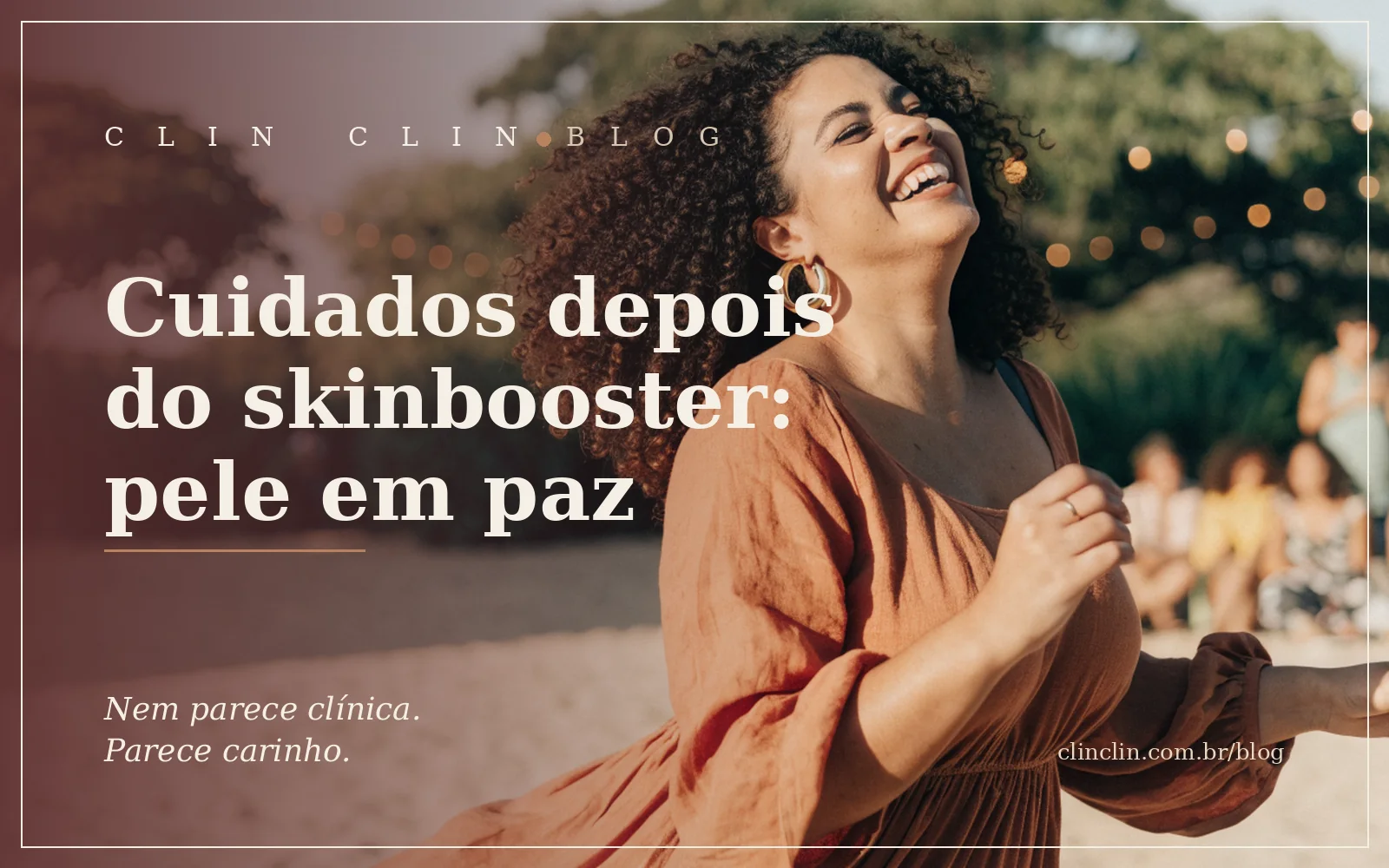 Mulher de uns trinta anos, pele morena clara e cabelo cacheado volumoso solto, dançando e rindo de cabeça erguida numa festa ao ar livre, de vestido terracota, com luzinhas e amigos desfocados ao fundo na luz dourada do fim de tarde.