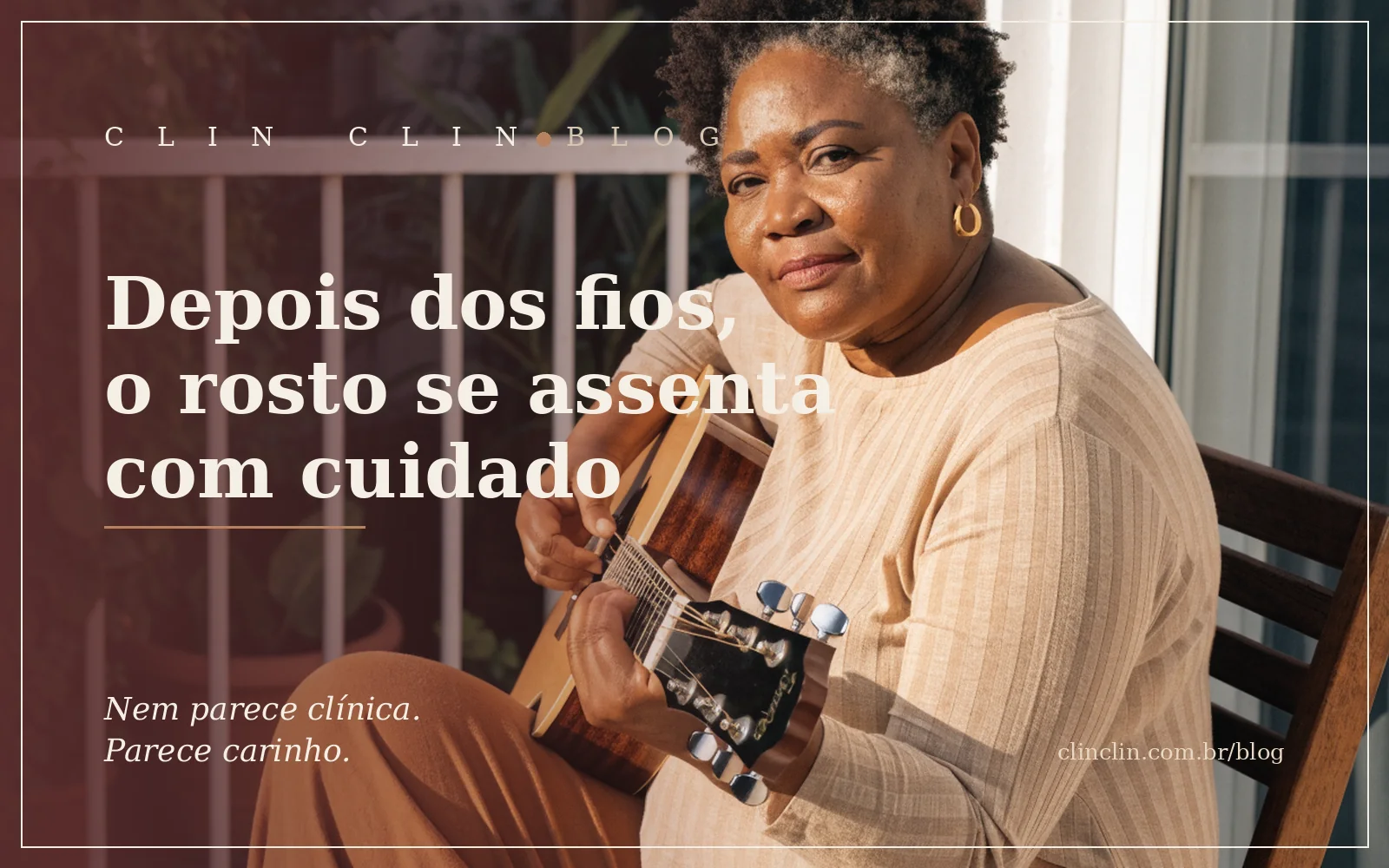 Mulher de uns cinquenta anos, pele negra clara e corpo curvilíneo, cabelo crespo grisalho curto, tocando violão numa varanda ensolarada, sorrindo serena na luz dourada do fim de tarde.