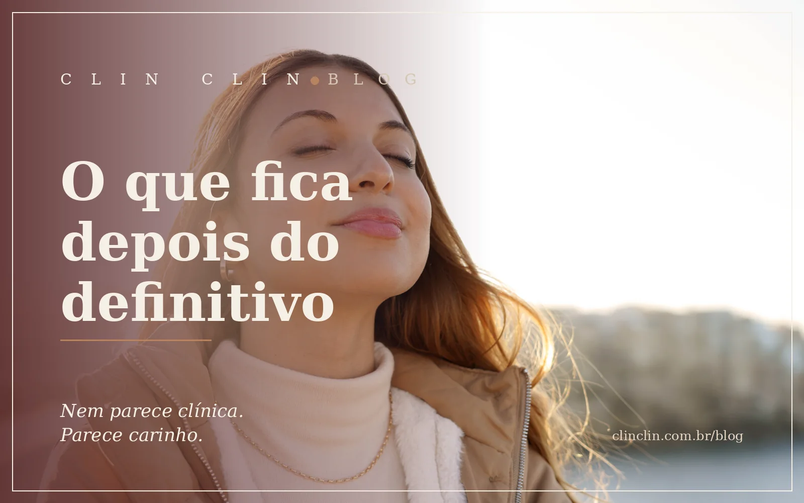 Mulher jovem de olhos fechados, rosto ao sol, expressão serena, em luz natural