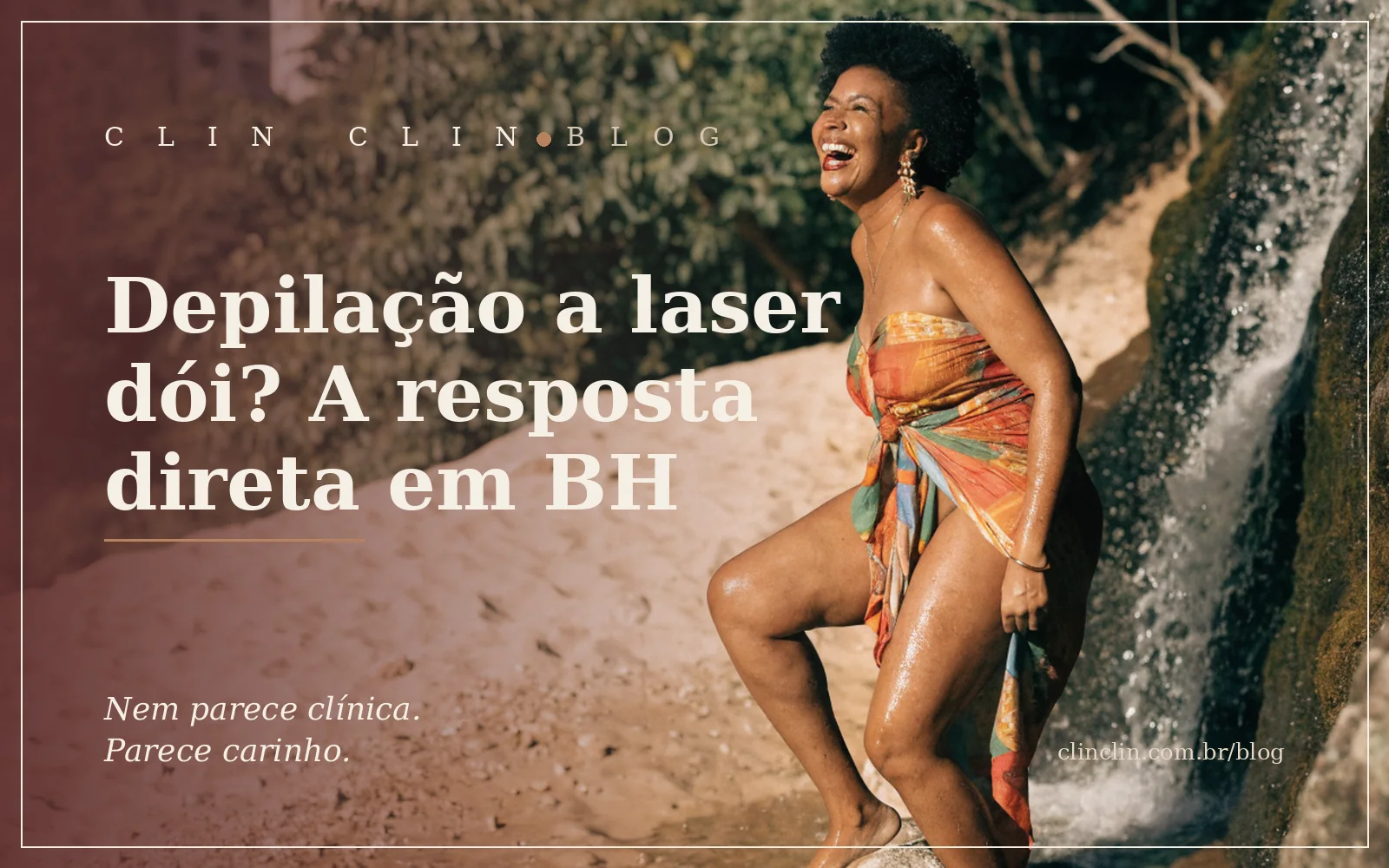 Mulher de pele parda, por volta dos 40 anos, cabelo crespo curto natural, saindo de uma cachoeira de trilha perto de BH, rindo, canga colorida na cintura, luz quente de fim de tarde