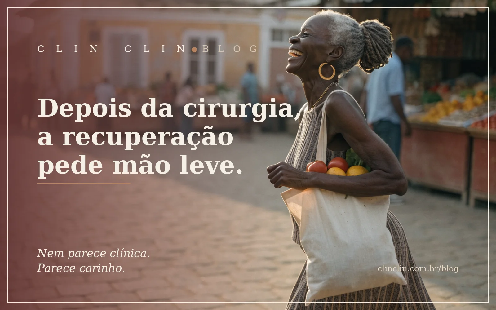 Mulher negra retinta de uns sessenta anos, cabelo grisalho em locs presos num coque alto, caminhando por uma feira livre de rua com uma sacola de frutas no braço, rindo alto na luz da manhã.