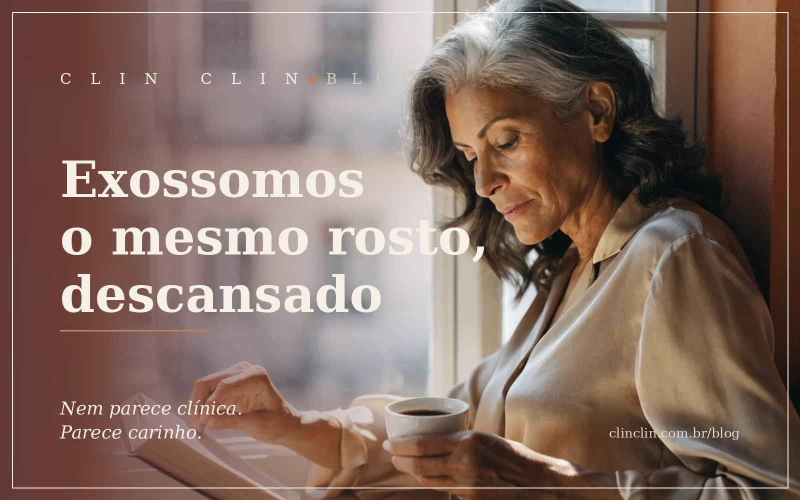 Mulher madura de cabelos grisalhos tomando café ao lado da janela, na luz morna da manhã, folheando um livro com expressão serena.