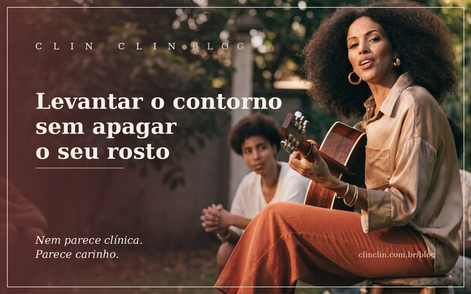 Mulher negra de pele clara, perto dos quarenta anos, cabelo crespo volumoso solto e brincos de argola, sentada num banquinho de madeira tocando violão numa roda de amigos em quintal arborizado, cantando na luz dourada do fim de tarde.