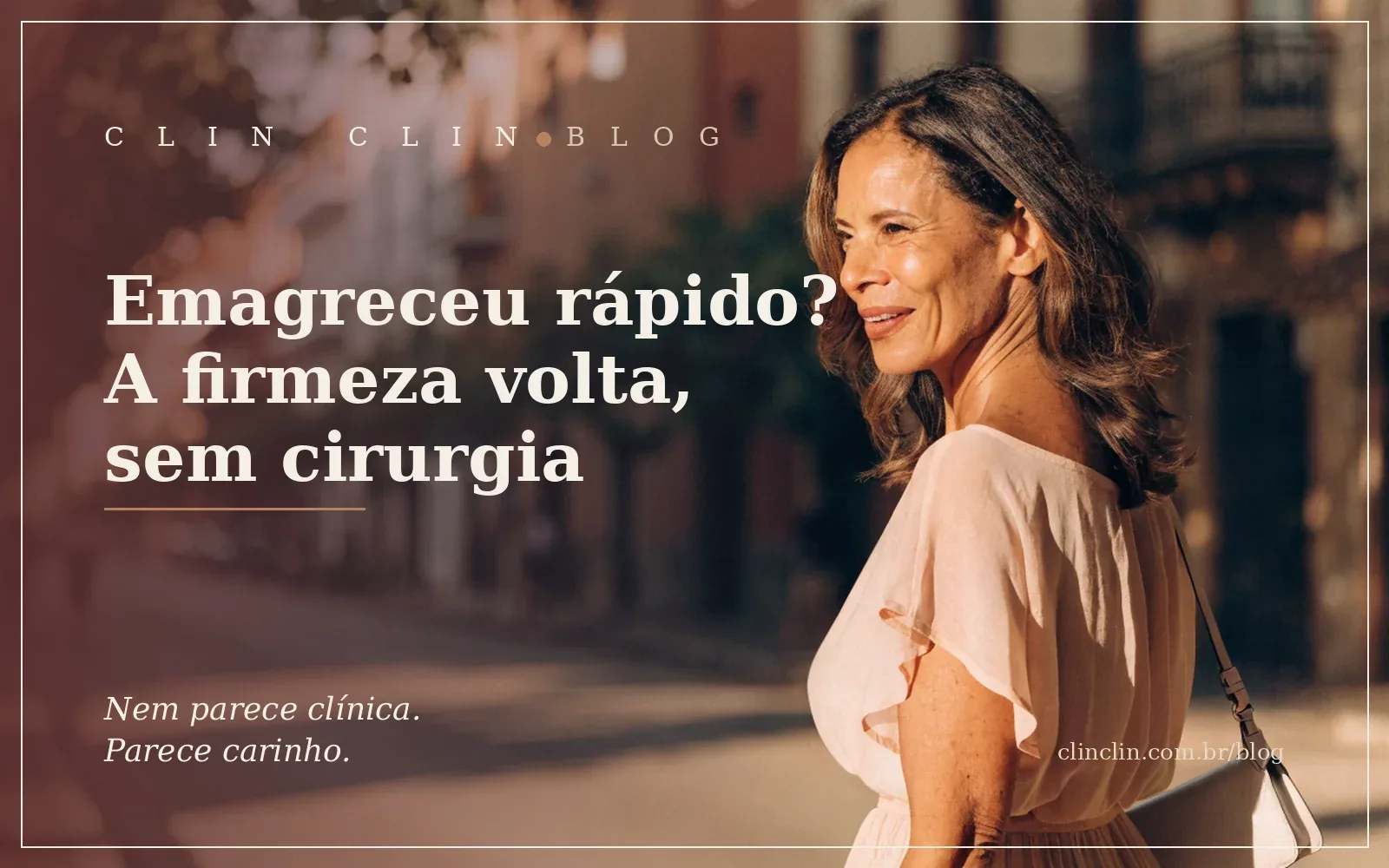 Mulher madura de vestido leve caminhando por uma rua arborizada de Belo Horizonte no fim da tarde, bolsa no ombro e um sorriso tranquilo, com a luz dourada batendo de lado.