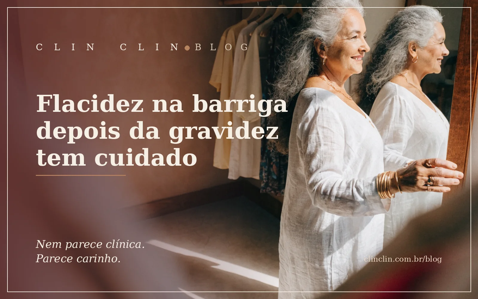 Mulher branca, pele morena clara, por volta dos 60 anos, cabelo grisalho ondulado solto, corpo miúdo, experimentando um vestido de linho num closet iluminado, sorrindo pro espelho de lado