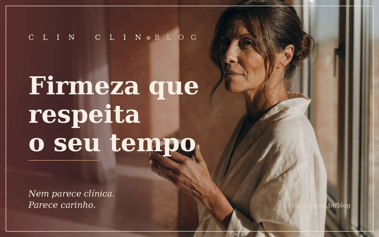 Mulher madura de robe claro junto à janela pela manhã, xícara de café na mão e luz quente entrando de lado, num momento tranquilo de autocuidado.