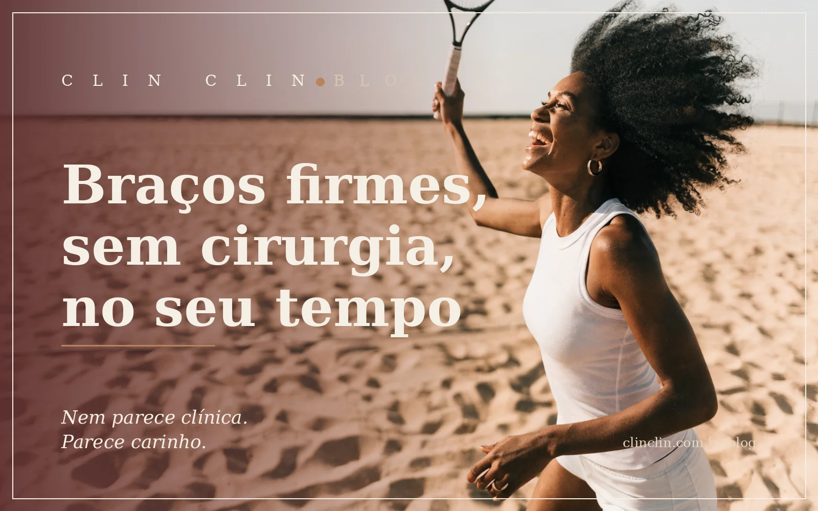 Mulher negra por volta dos 30 anos, cabelo crespo volumoso, rindo enquanto joga beach tennis numa quadra de areia sob sol da manhã, braço erguido segurando a raquete.