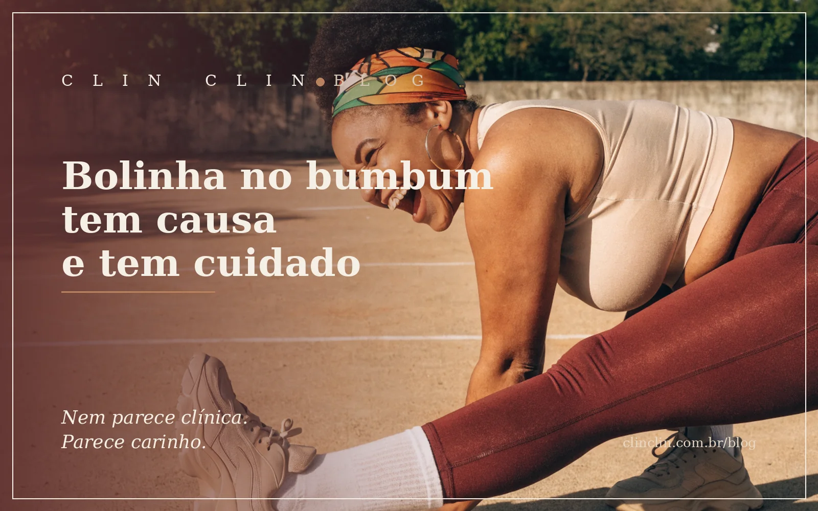 Mulher negra de trinta e poucos anos, corpo curvilíneo, cabelo crespo preso por um lenço colorido e argolas grandes, rindo alto enquanto alonga a perna depois do treino numa quadra de saibro ao ar livre, no sol quente do fim de tarde.