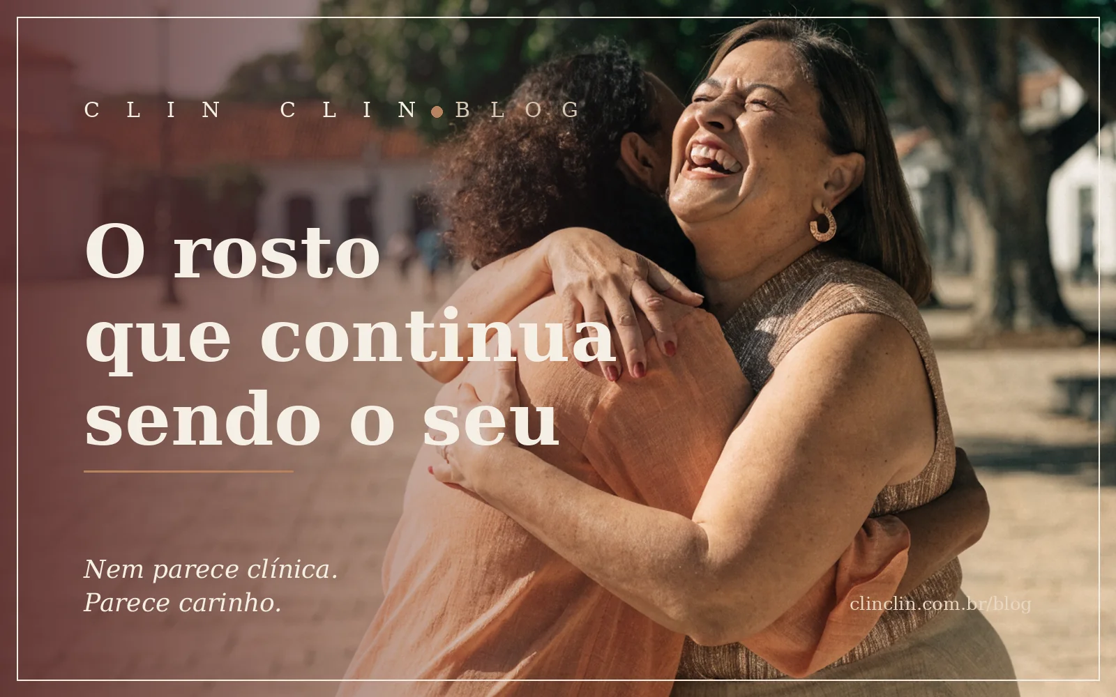 Mulher de cabelo liso castanho na casa dos cinquenta anos, corpo curvilíneo, abraçando uma amiga rindo alto numa praça arborizada de Belo Horizonte na luz da manhã.