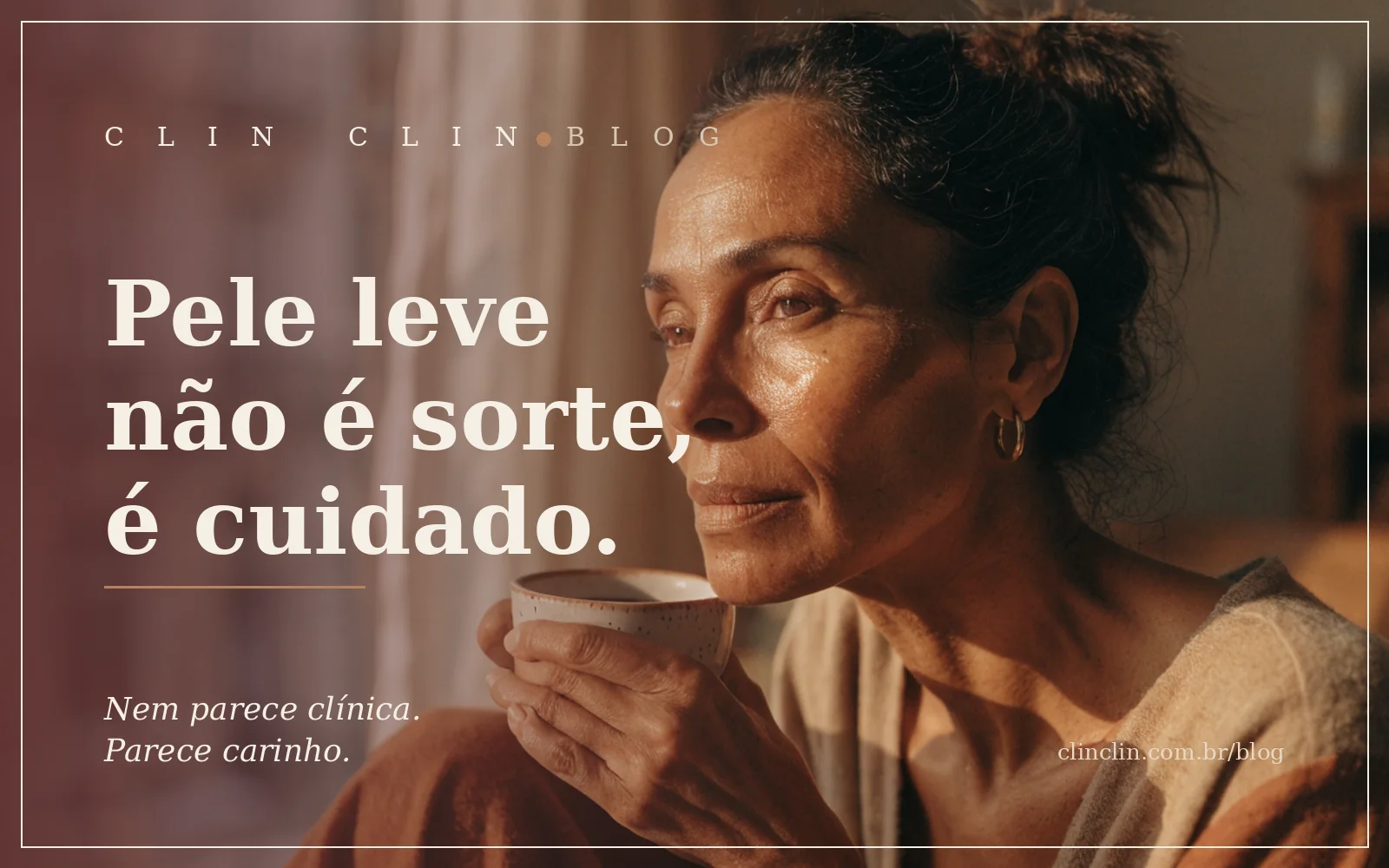 Mulher madura de roupão claro perto da janela numa manhã de inverno em BH, xícara de café nas mãos, pele lavada e luz dourada entrando de lado.