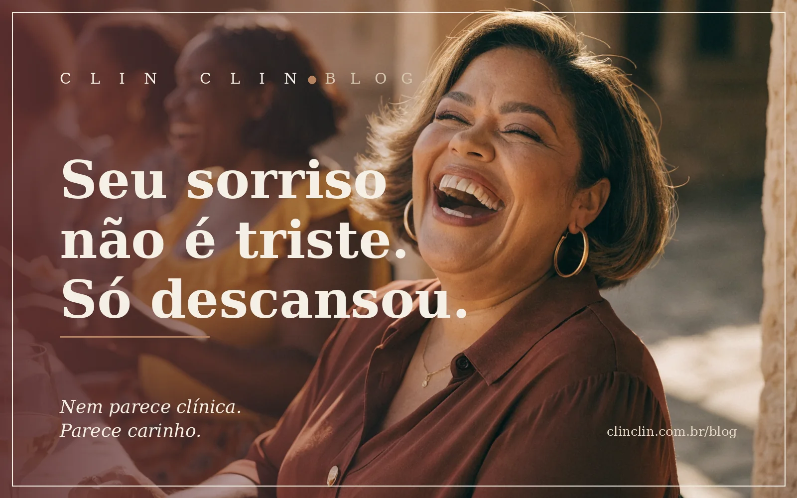 Mulher parda por volta dos 40 anos, cabelo castanho curto estilo chanel, rindo alto durante um almoço com amigas numa varanda ao ar livre em fim de tarde.