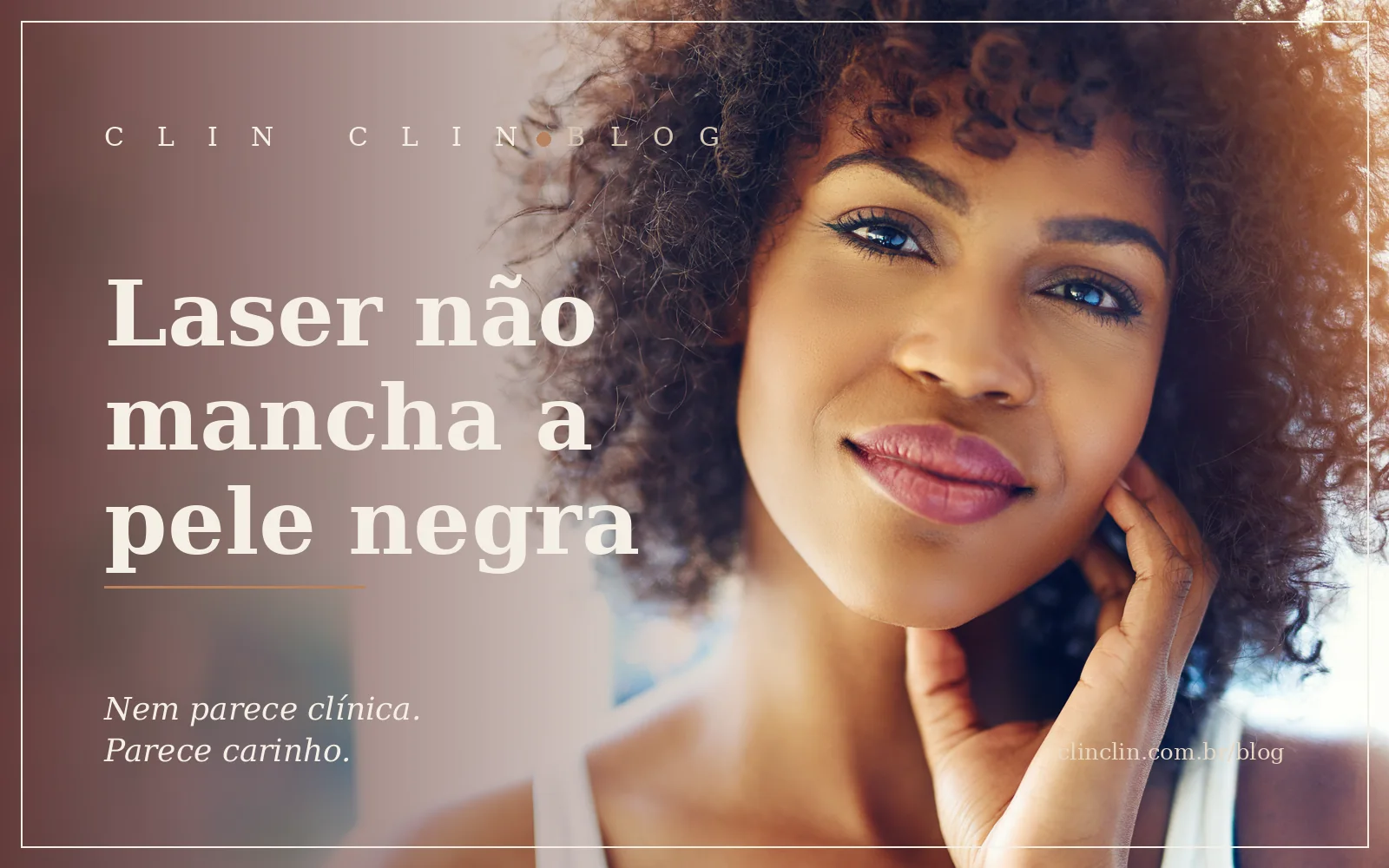 Mulher negra de cabelo cacheado sorrindo, com a mão no rosto, em luz natural