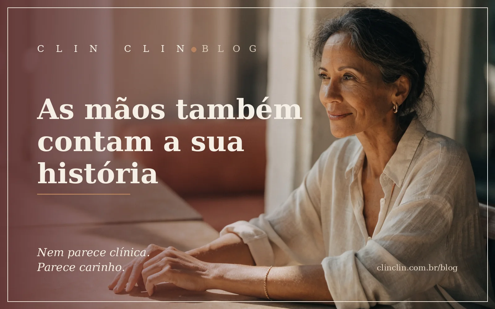 Mulher madura de mãos entrelaçadas sobre a mesa de um café, em luz natural quente da manhã