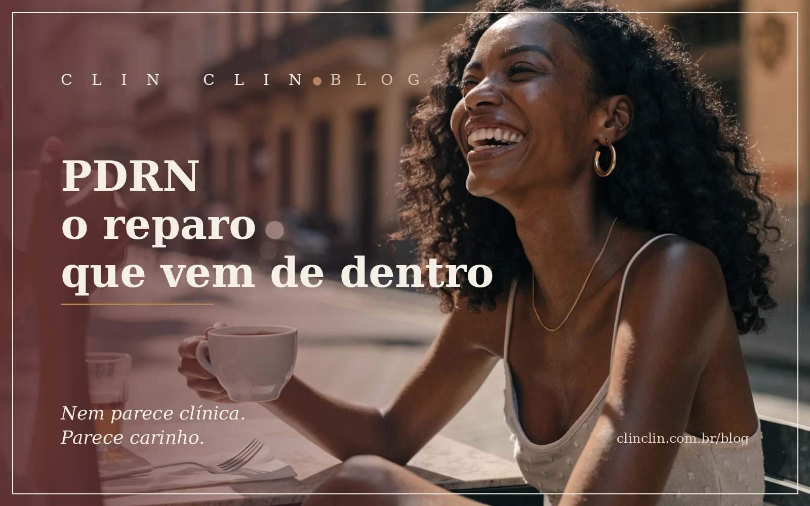 Mulher negra de cabelo cacheado volumoso, no início dos trinta anos, corpo esguio, rindo à mesa de um café ao ar livre em Belo Horizonte, na luz da manhã.