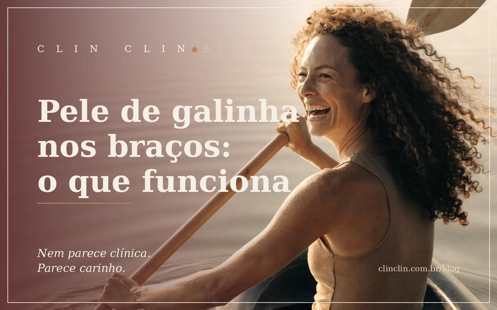 Mulher branca morena por volta dos trinta anos, corpo atlético e braços à mostra numa regata clara, cabelos cacheados castanhos soltos ao vento, rindo alto enquanto rema uma canoa numa represa de água calma na luz dourada da manhã.