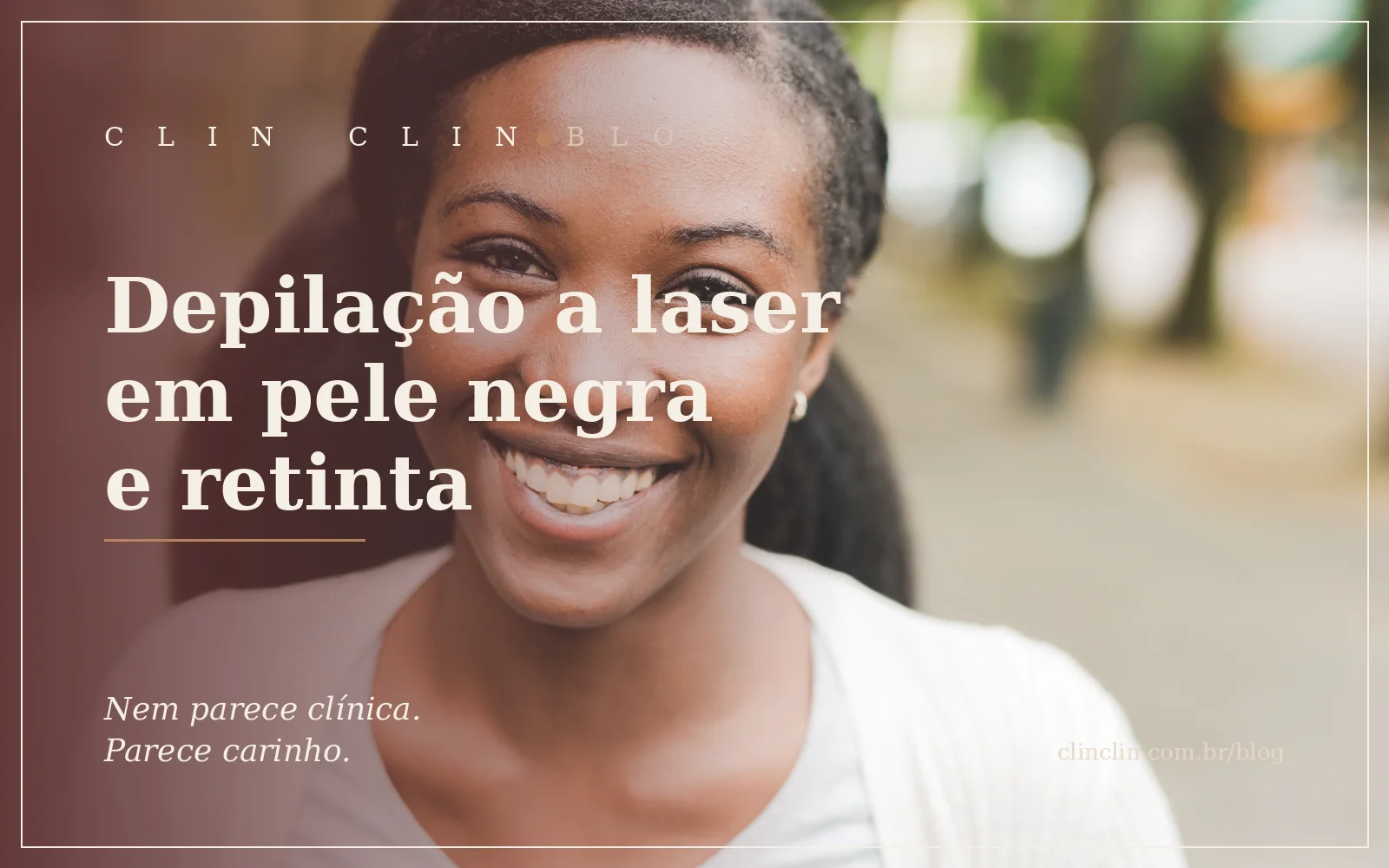 Mulher negra jovem sorrindo ao ar livre, de blusa clara, em luz natural