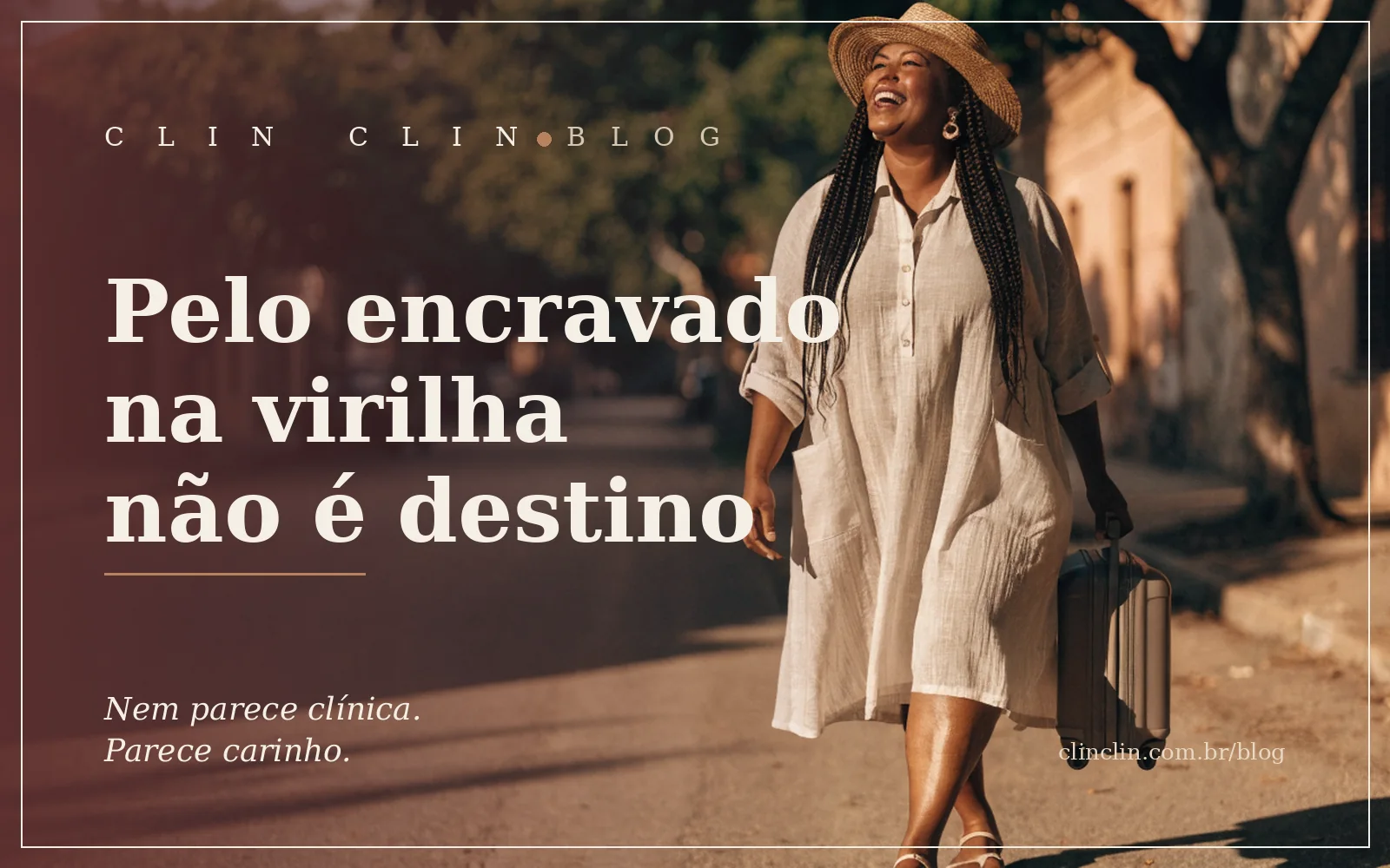 Mulher negra retinta, por volta dos 40 anos, de tranças longas e chapéu de palha, rindo enquanto caminha com uma mala de mão por uma rua ensolarada