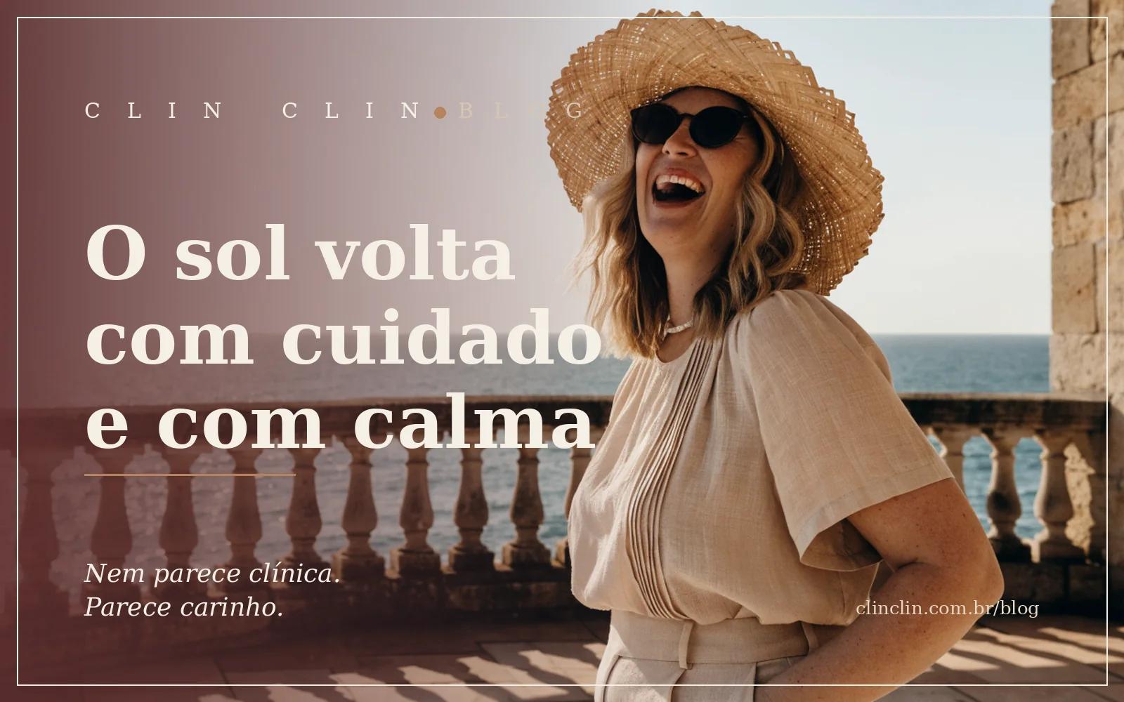 Mulher branca de uns 30 anos, cabelo loiro ondulado, corpo curvilíneo, de chapéu de aba larga e óculos escuros, rindo num terraço à beira-mar na luz dourada da manhã.
