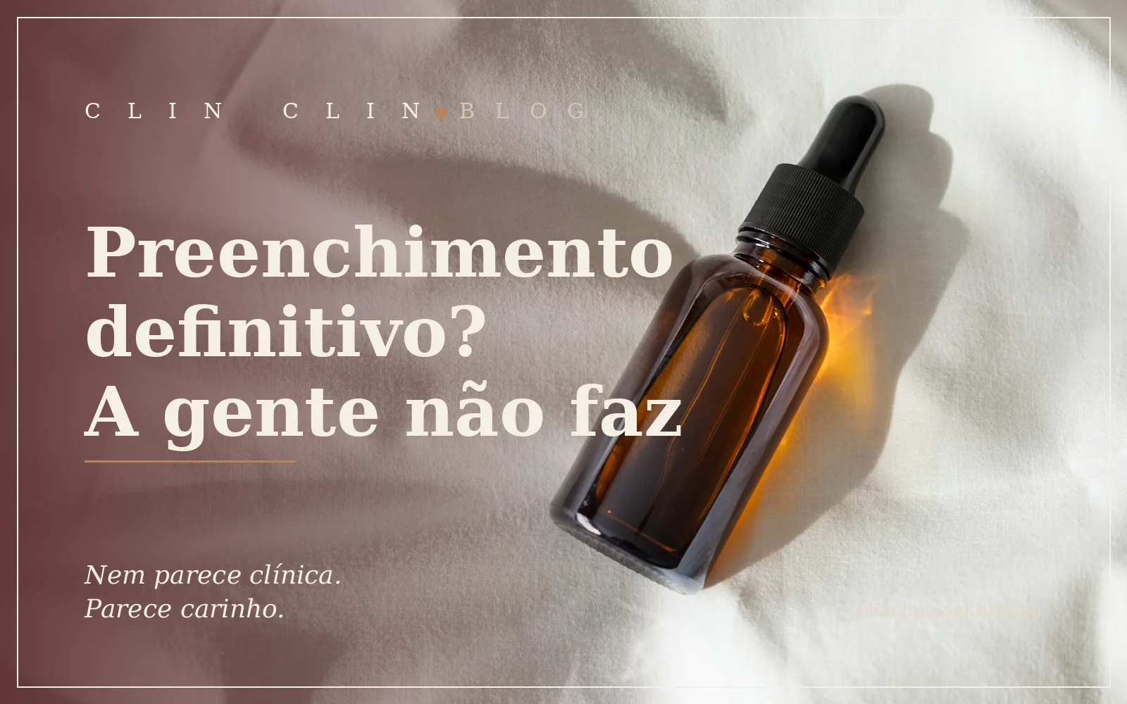 Frasco de vidro âmbar com conta-gotas, sobre tecido claro, em luz natural suave