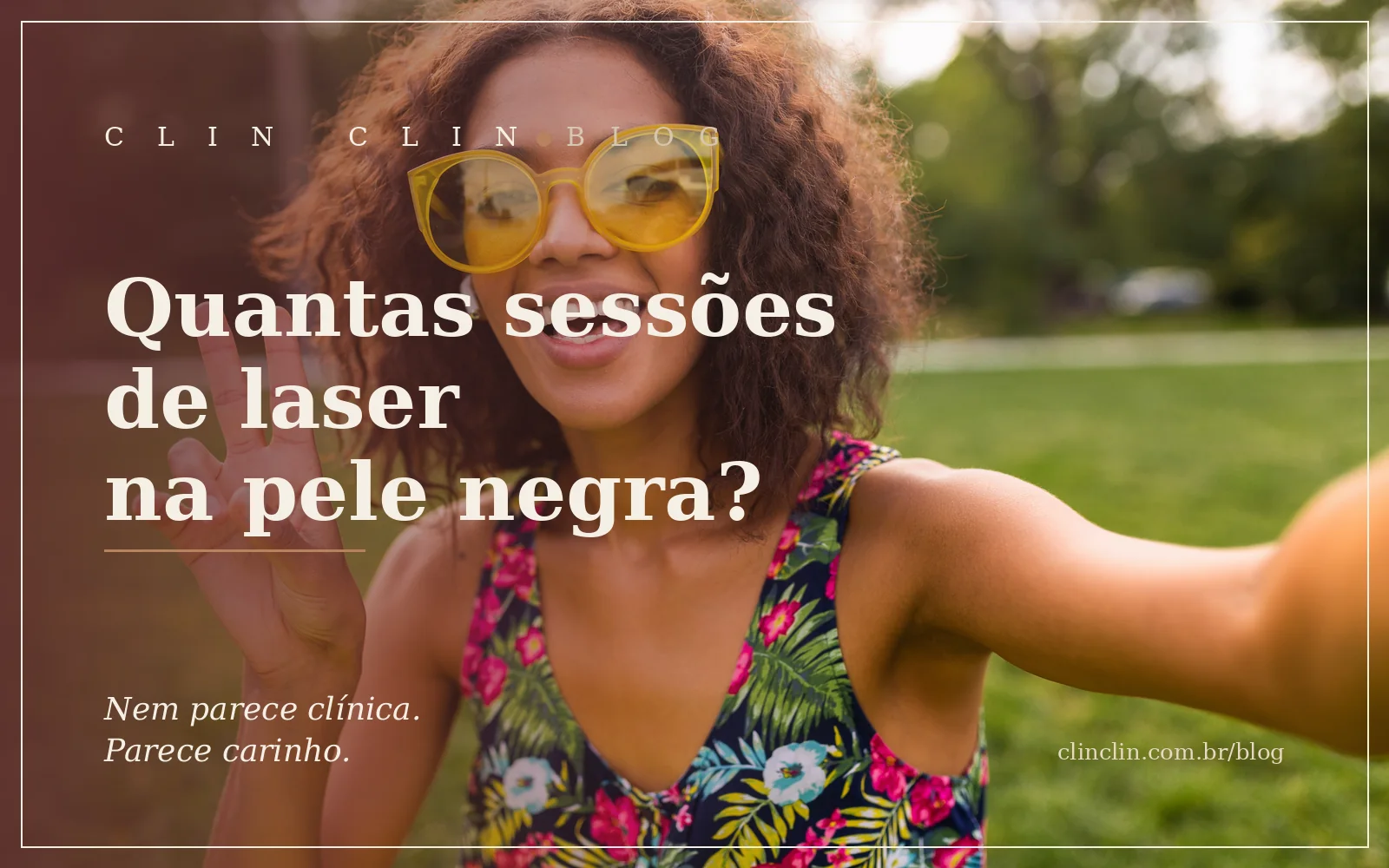 Mulher negra jovem e alegre, de óculos de sol, em um parque, em luz natural
