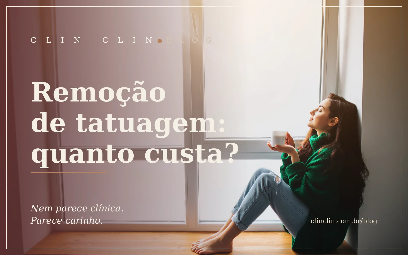 Mulher de cabelos castanhos em casa, junto à janela, de blusa clara, sob luz natural da manhã, com expressão tranquila