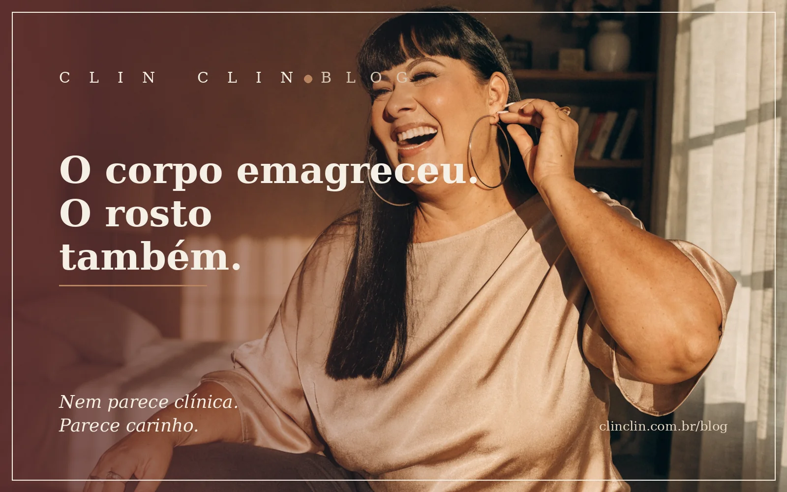 Mulher parda de uns 48 anos, corpo curvilíneo, cabelo preto liso com franja, rindo alto enquanto coloca um brinco de argola no quarto, na luz dourada do fim da tarde.