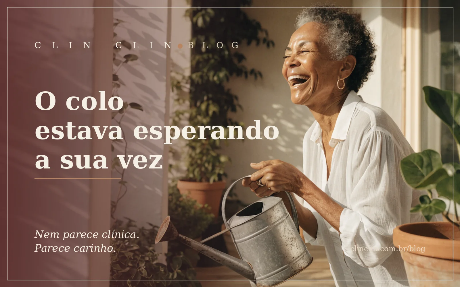 Mulher negra de pele marrom clara, por volta dos sessenta anos, cabelo curto grisalho e cacheado, rindo alto enquanto rega as plantas de uma varanda cheia de vasos de barro, na luz quente da manhã.