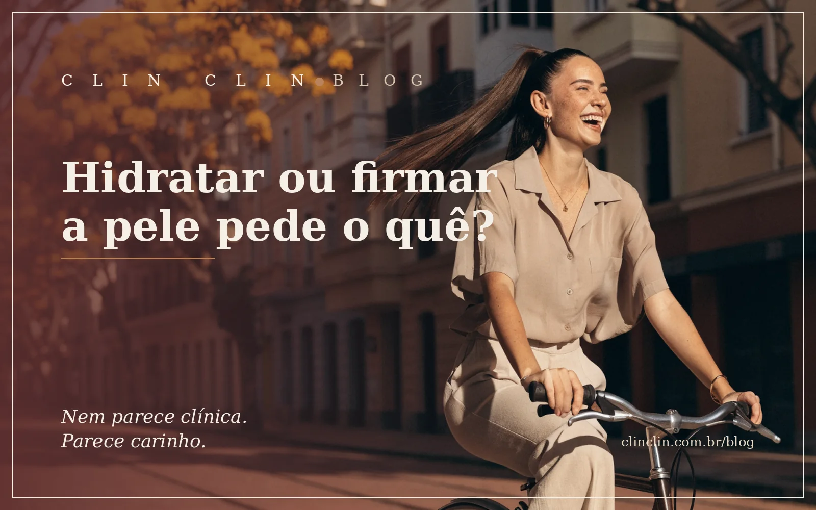 Mulher de uns vinte e poucos anos, pele clara, rabo de cavalo longo e escuro ao vento, blusa bege de linho, rindo de verdade enquanto pedala numa avenida de BH com ipês amarelos floridos na luz dourada do fim de tarde.